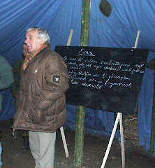 Le maire, Osman Rama, dans la petite tente qui sert d'école.