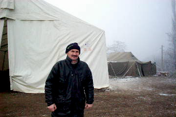 Fetah Ferzi, professeur. Derrière lui les deux tentes qui servent d'école.