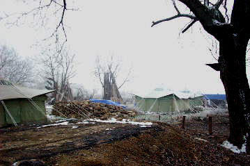 En attendant la reconstruction, les habitants logent sous les tentes dressées par le UNHCR...