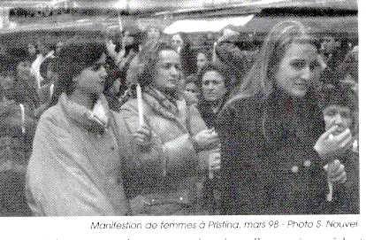 Manifestation de femmes  Pristina en mars 98