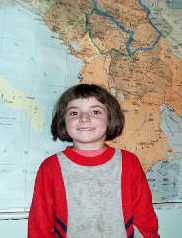 Diana, une petite fille serbe dans l'cole de Belobrd (partie serbe du Kosovo)