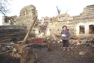 Shqipe prs des ruines de sa maison